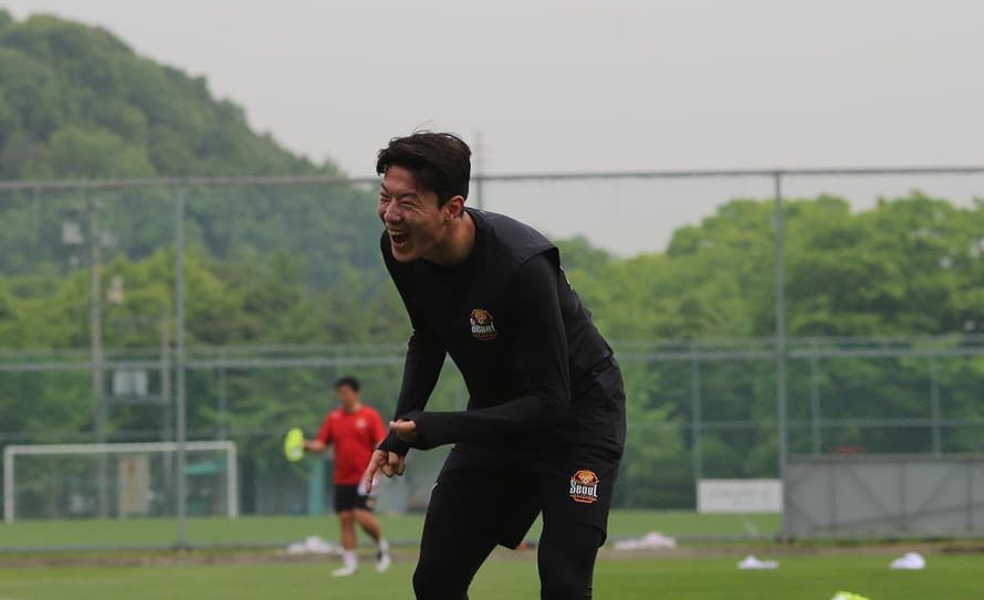 Futbalovú šatňu možno vymení za studenú celu! Až štyri roky väzenia hrozí kórejskému futbalovému reprezentantovi Hwang I-čoovi.