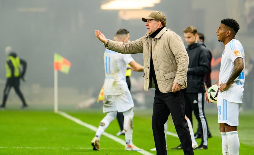 Po najväčšom slovenskom futbalovom derby sa teší bratislavský Slovan, ktorý vyhral v 11. kole Niké ligy na trávniku Spartaka Trnava 1:0.