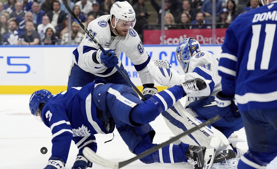 Hokejisti Tampy Bay v zostave so slovenským obrancom Erikom Černákom prehrali v jedinom nočnom zápase zámorskej NHL na ľade Toronta 2:5. ...