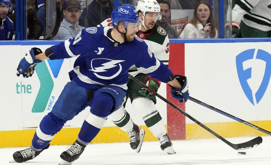 Slovenský hokejista Erik Černák si v drese tímu NHL Tampa Bay Lightning pripísal tretiu asistenciu v sezóne. Jeho tím však podľahol doma ...