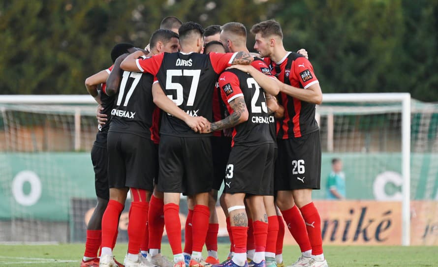 Futbalisti Spartaka Trnava zdolali v stredajšej dohrávke 3. kola Niké ligy nováčika KFC Komárno 3:2. 