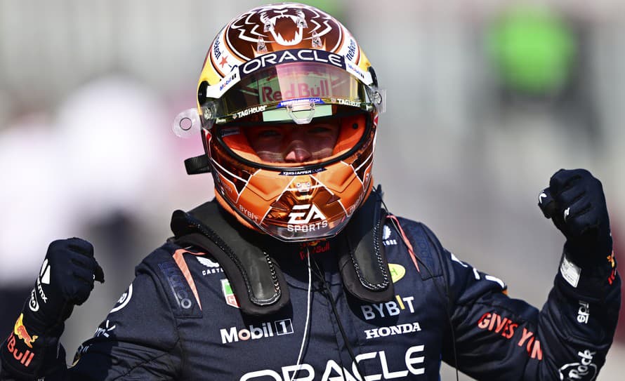 Holandský pretekár Max Verstappen na Red Bulle vyhral nedeľnú daždivú VC Brazílie.