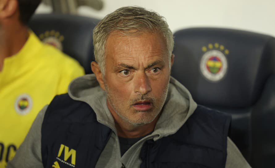 Futbalový tréner Jose Mourinho (61) z Fenerbahce Istanbul dostal pokutu a jednozápasový dištanc po tom, čo kritizoval pomery v tureckej ...