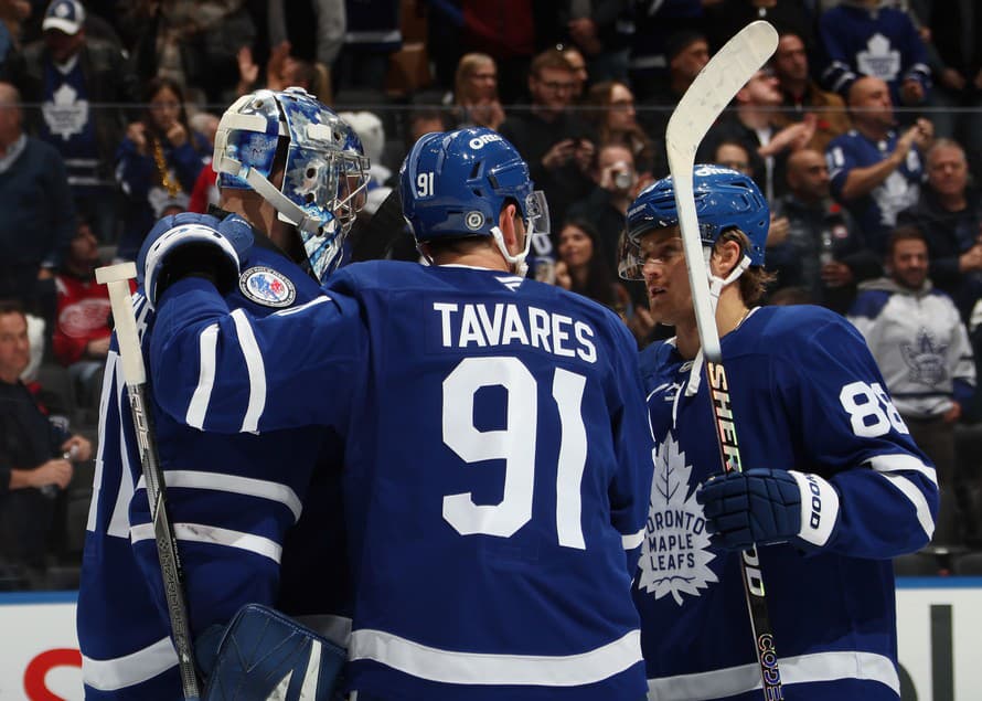 V nočnom stretnutí NHL sa brankár Toronta Maple Leafs Antohny Stolarz (30) postaral o moment, ktorý fanúšikov zdvihol zo sedadiel.