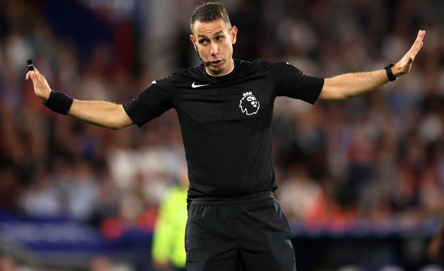 Riadiaci orgán anglických rozhodcov (PGMOL) suspendoval hlavného arbitra futbalovej Premier League Davida Cooteho.