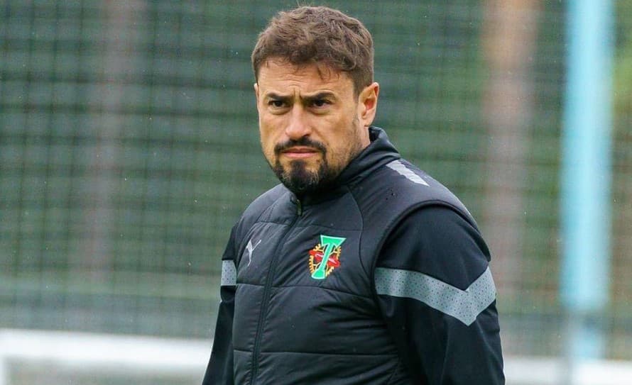 Praskli mu nervy! Tréner talianskeho tímu Triestina Pep Clotet (47) sa poriadne vytočil a v zápase Serie C proti Giane Erminio fyzicky ...