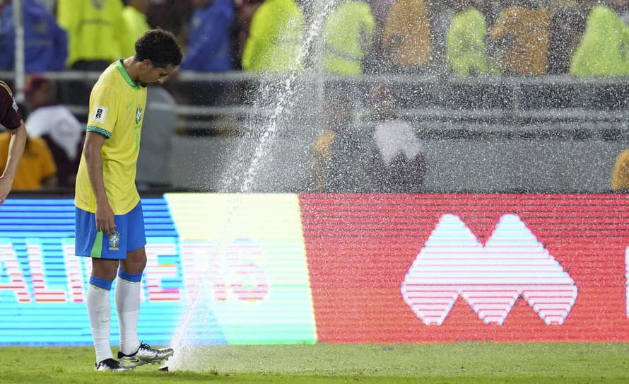 Keď ide o svetový futbal, často vidíme rôzne „taktiky”, ale to, čo sa odohralo na trávniku Estadio Monumental de Maturin počas kvalifikačného ...