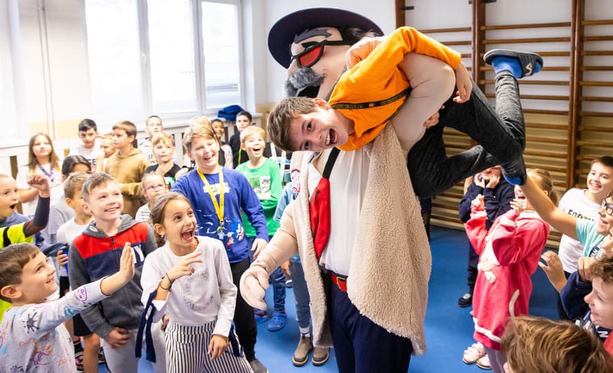 Maskot Bača rozdal deťom lístky na zápas desaťročia! Slovenskí basketbalisti vyzvú majstrov Európy zo Španielska.