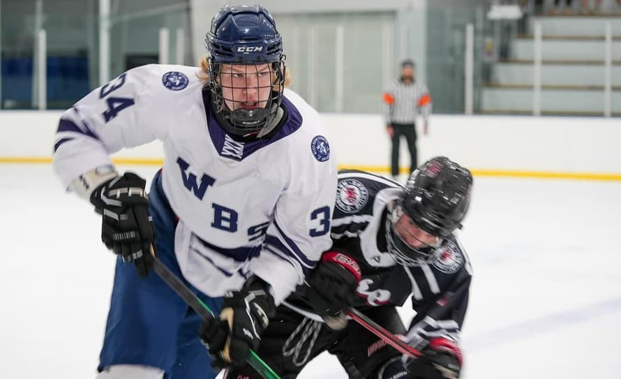 Prekoná zápis Zdena Cháru (47)? Moldavský hokejista Alexandr Karmanov (16) púta pozornosť zámorských skautov z NHL, ktorí sa pohybujú ...