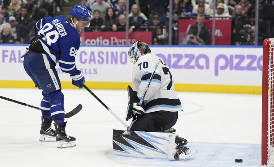 Hokejisti Toronta Maple Leafs zvíťazili v jedinom nočnom zápase zámorskej NHL nad Utahom 3:2 a po štvrtom triumfe v sérii sa posunuli ...