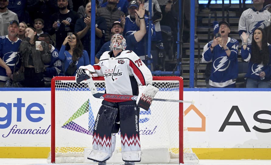 Americký hokejový brankár Charlie Lindgren z tímu Washington Capitals sa postaral o jeden z najkurióznejších momentov sezóny NHL. Na ...