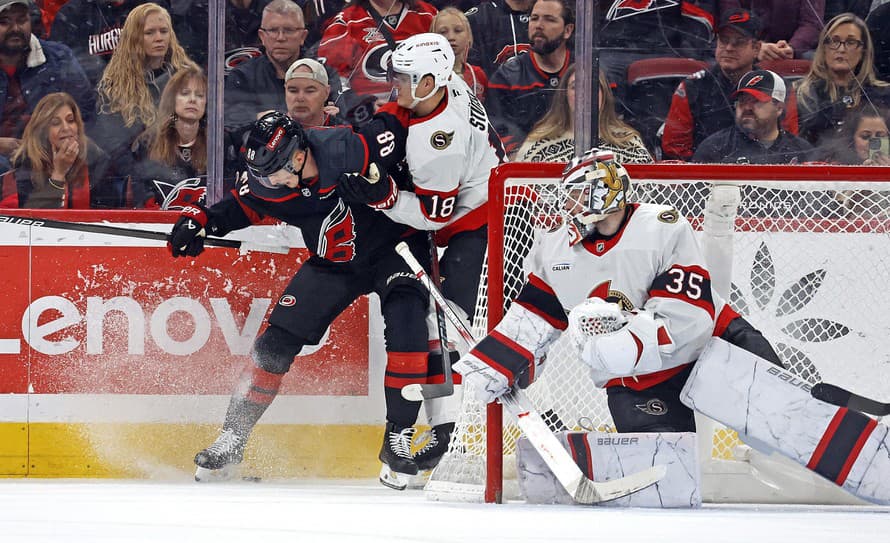 Hokejisti Ottawy vyhrali v jedinom nočnom zápase zámorskej NHL na ľade Caroliny 3:0. Dva góly hostí zaznamenal Shane Pinto, čisté konto ...