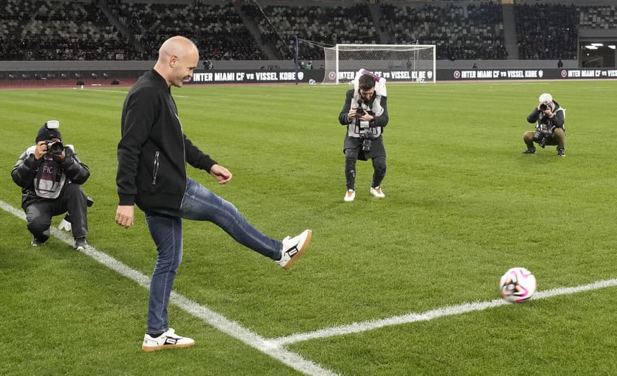 Španielsky futbalista Andres Iniesta dal záverečnú bodku za svojou hráčskou kariérou. Štyridsaťročný stredopoliar sa v Tokiu zúčastnil ...