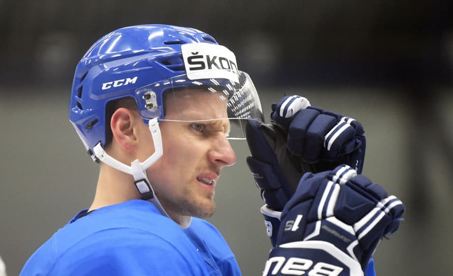 Slovenský hokejista Richard Pánik (33) má za sebou debut v KHL, no v úvodnom zápase sa do štatistík zapísal len jeho krajan.