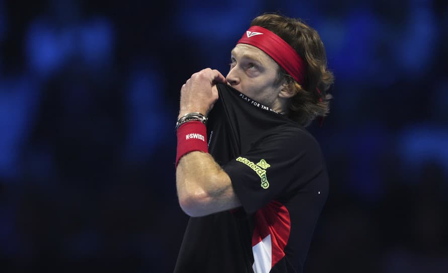 Nedával si servítku pred ústa! Ruský tenista Andrej Rublev (27) vyhral v Abu Dabí s tímom exhibičný turnaj World Tennis League a potom ...