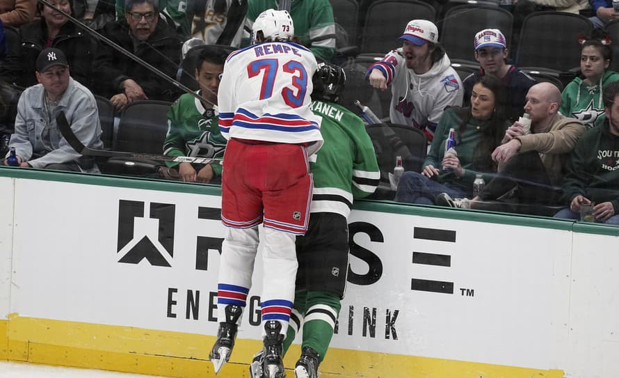 Kanadský hokejista Matt Rempe (22) z New Yorku Rangers dostal osemzápasový dištanc za zákrok na obrancu Mira Heiskanena v piatkovom zápase ...