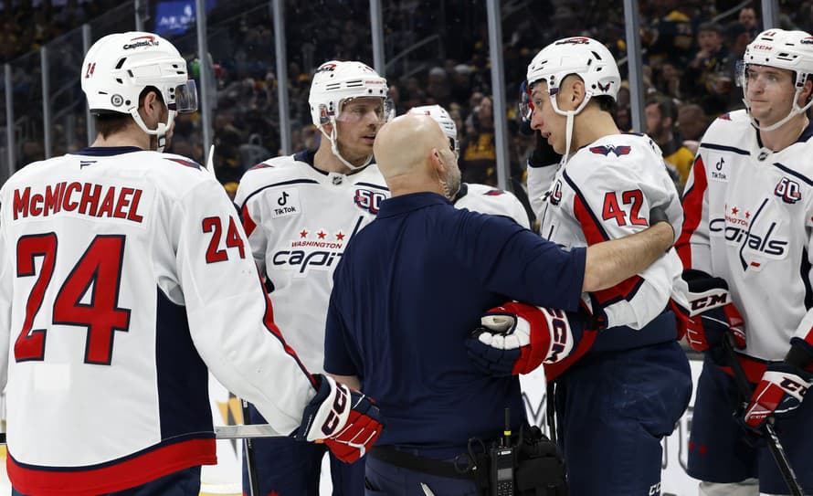 Obranca Washingtonu Martin Fehérváry (25) na chvíľu vystrašil svoj tím i priaznivcov Washingtonu Capitals.