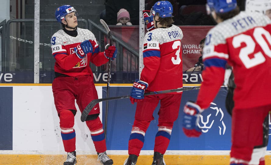 Českí hokejoví reprezentanti do 20 rokov úspešne vstúpili do MS tejto vekovej kategórie v Ottawe.