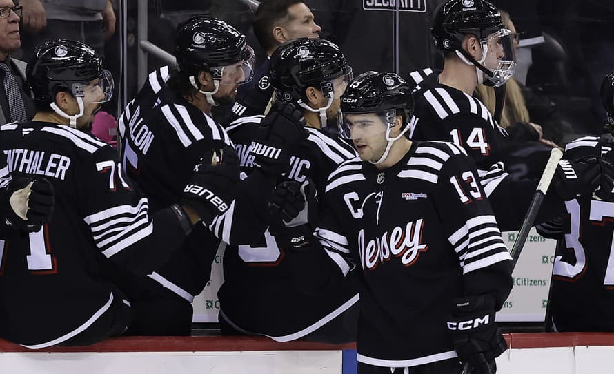 Hokejisti Vegas Golden Knights zvíťazili v nočnom zápase NHL na ľade San Jose 6:3 a posunuli sa na prvé miesto Západnej konferencie. 