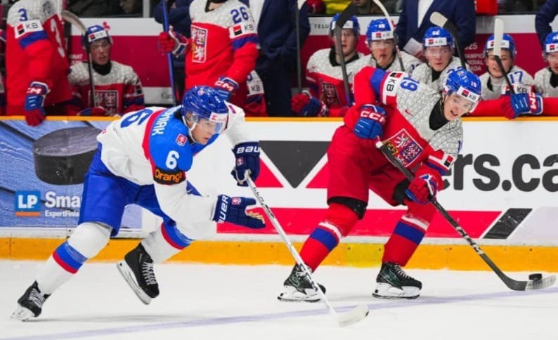 Slovenskí hokejoví reprezentanti prehrali s Českom 2:4 v zápase základnej B-skupiny MS hráčov do 20 rokov v Ottawe.