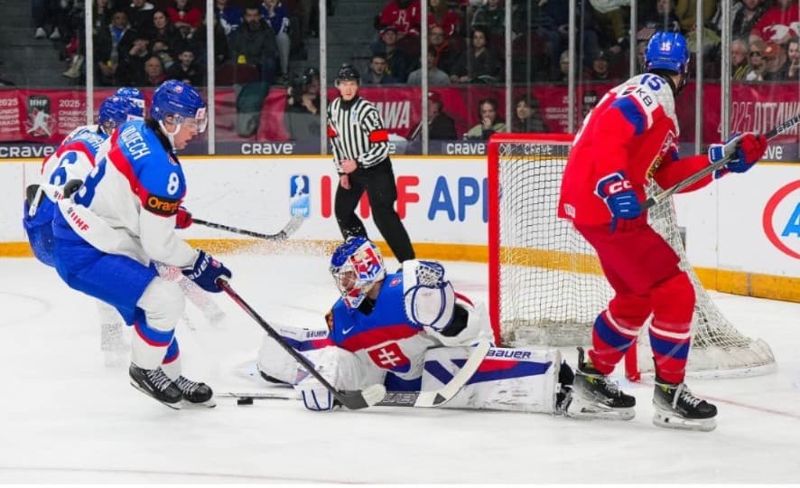 Slovenskí hokejoví reprezentanti prehrali s Českom 2:4 v zápase základnej B-skupiny MS hráčov do 20 rokov v Ottawe.