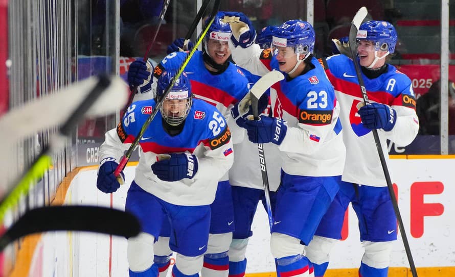 Slovenskí hokejoví reprezentanti si vybojovali postup do štvrťfinále na MS hráčov do 20 rokov v Ottawe.