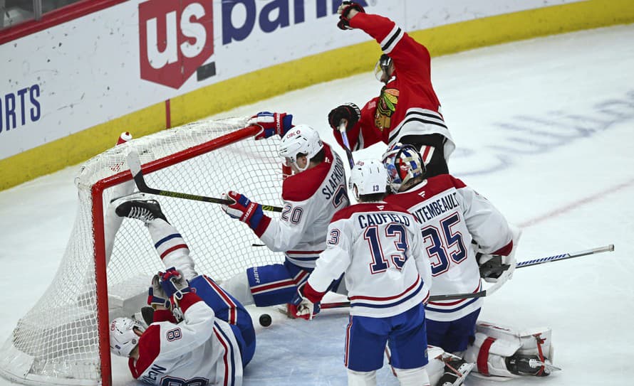 Hokejisti Montrealu Canadiens prehrali v zámorskej NHL na ľade Chicaga 2:4 a nenadviazali na tri predchádzajúce víťazstvá.