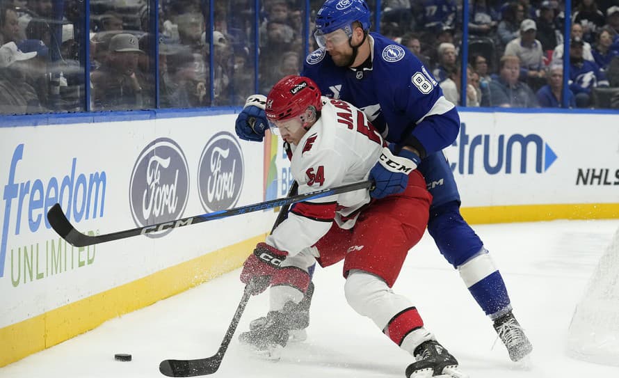 Hokejisti Tampy Bay v zostave s Erikom Černákom zdolali v noci na stredu v zámorskej NHL Carolinu 3:2.