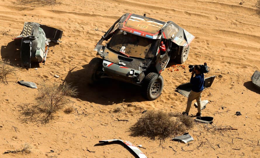 Dakar, najtvrdšia motoristická rally na svete, si opäť vyžiadala svoju daň. Sebastián Loeb, považovaný za najlepšieho rally jazdca histórie, ...