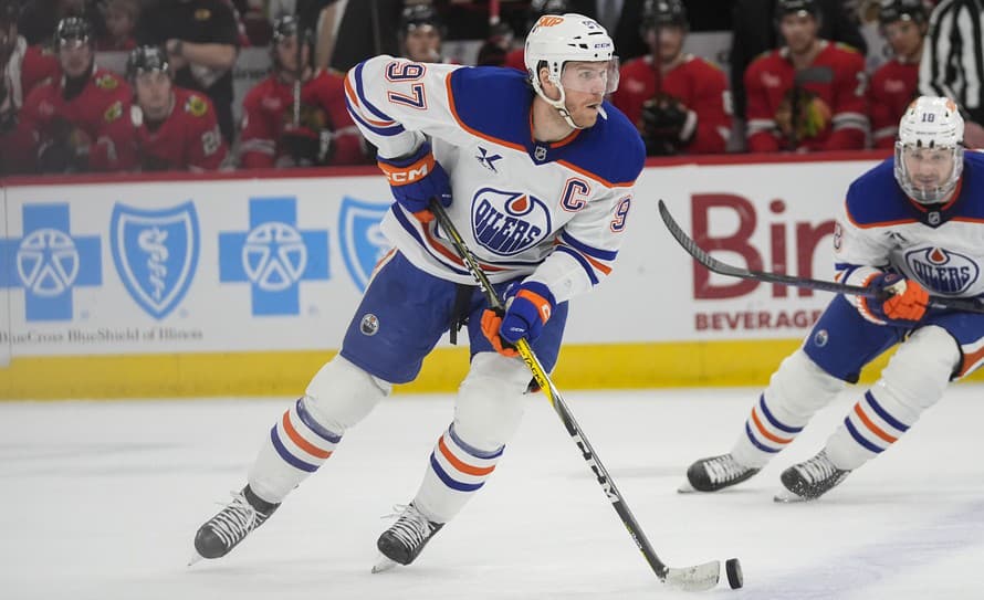 Na pár dní si nútene oddýchne od hokeja. Hviezdny útočník Edmontonu Oilers Connor McDavid (28) dostal po krosčeku do hlavy útočníka Vancouveru ...