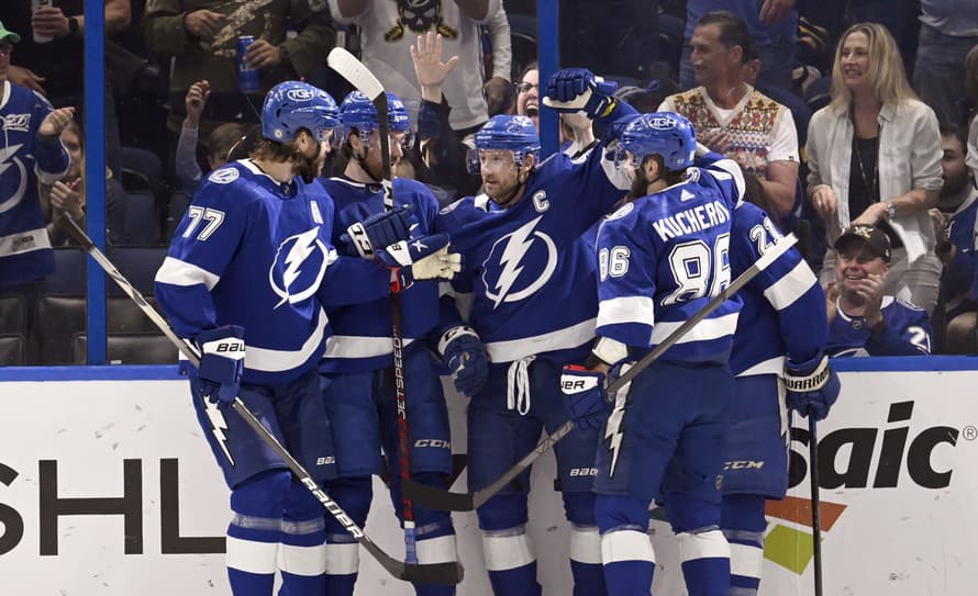 Hokejisti Tampy Bay zvíťazili v noci na sobotu v zámorskej NHL na ľade Chicaga 4:3 po predĺžení. V zostave bleskov chýbal pre zranenie ...