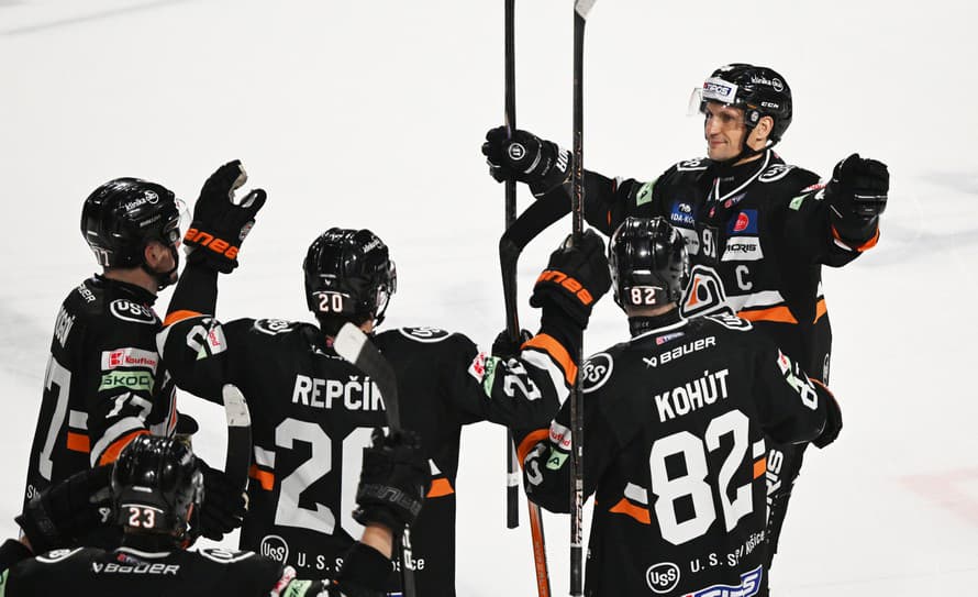 Hokejisti HC Košice zvíťazili  v šlágri utorňajšieho 43. kola Tipos extraligy nad HC Slovan Bratislava 3:2 po predĺžení a samostatných ...