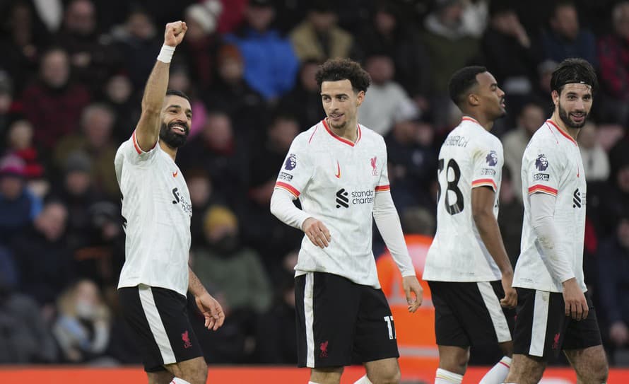 Futbalisti FC Liverpool triumfovali v sobotňajšom dueli 24. kola anglickej Premier League na pôde Bournemouthu 2:0 a na čele tabuľky ...