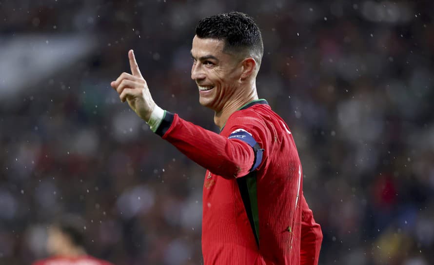 Cristiano Ronaldo iba nedávno oslávil 40 rokov. Namiesto fľaše šampanského si však radšej obúva svoje kryokomprimačné čižmy za 5 000 ...