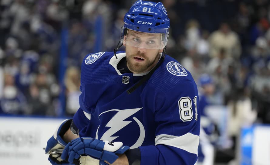 Hokejisti tímu NHL Tampa Bay Lightning, v ktorom pôsobí aj talentovaný slovenský obranca Erik Černák (27), vyhrávali v 3. minúte stretnutia ...