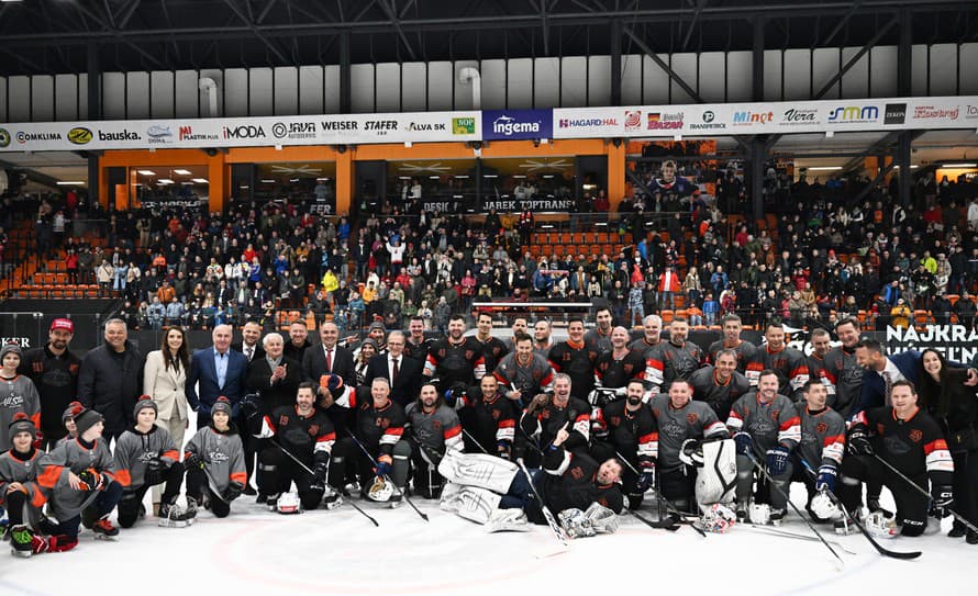 Tím západu zvíťazil v exhibícii hokejových legiend Slovenska nad Tímom východu 19:15 v nedeľňajšom zápase v Michalovciach. 