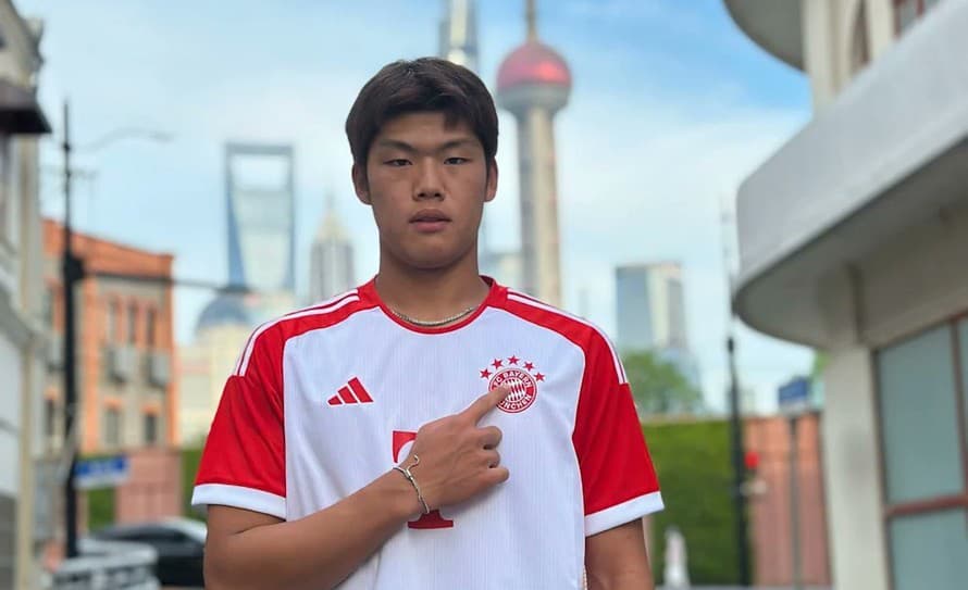 Talentovaný čínsky futbalista Guo Jiaxuan (18) utrpel vážne zranenie hlavy počas tréningu v Španielsku. Lekári ho označili za klinicky ...