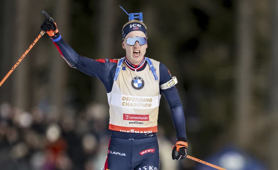 Nórsky biatlonista Johannes Thingnes Bö triumfoval v nedeľňajšej stíhačke na 12,5 km na majstrovstvách sveta.