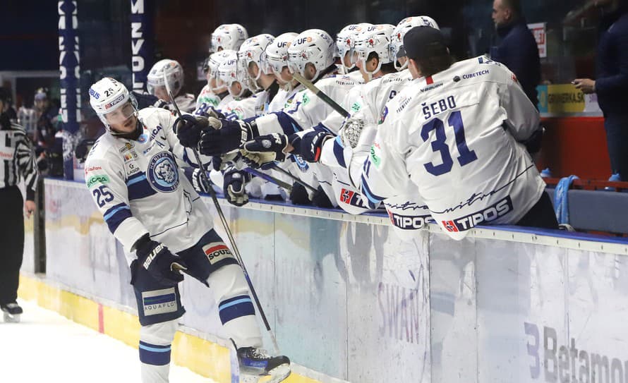 Hokejisti Popradu zvíťazili v utorkovom zápase 49. kola Tipos extraligy nad Slovanom Bratislava 4:2. „Kamzíci triumfovali v treťom stretnutí ...