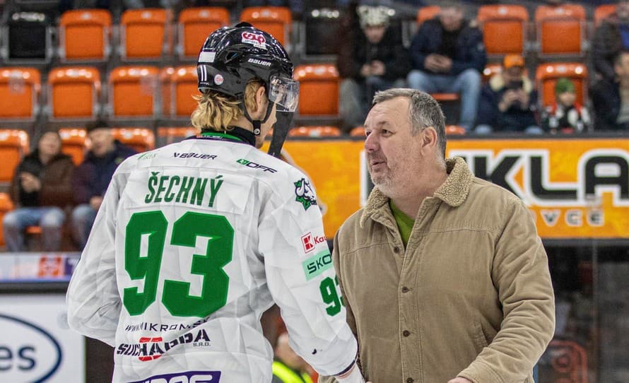 Koniec zápasu v Detve bol poriadne vybičovaný. Za rozhodnutého stavu tvrdý zákrok hráča Trebišova na Richarda Šechného ml. rozpútal emócie ...