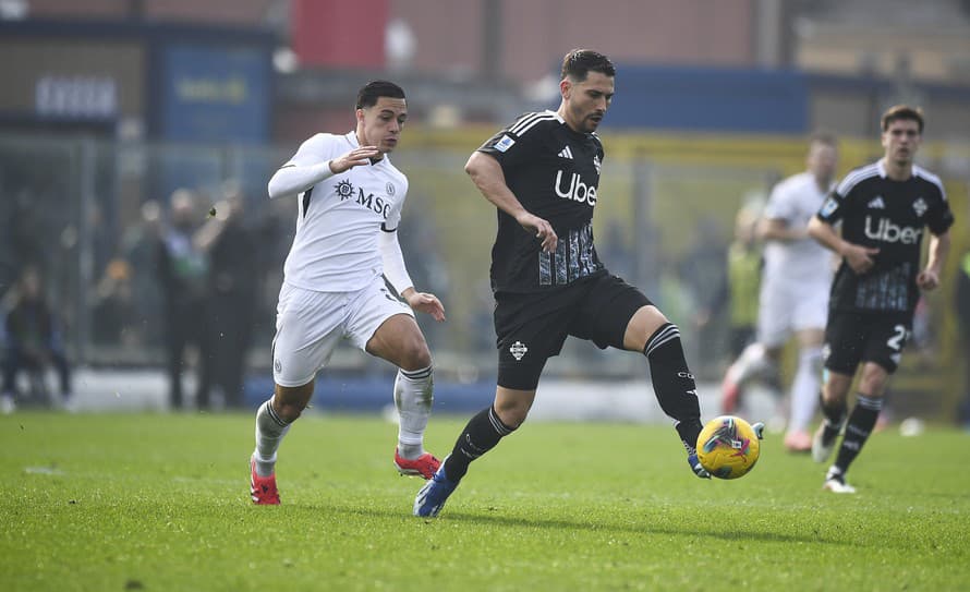 Futbalisti SSC Neapol prehrali v nedeľnom 26. kole talianskej Serie A na ihrisku Coma 1:2. Nezvíťazili už v štyroch stretnutiach v sérii ...