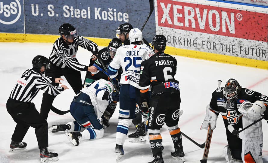 Hokejisti HC Košice sú aj po 51. kole na čele tabuľky Tipos extraligy, avšak už iba o skóre pred Spišskou Novou Vsou. Spišiaci získali ...