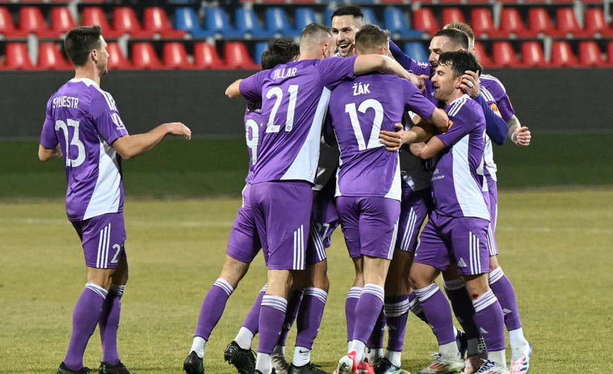 Futbalisti Komárna vyhrali v utorkovej dohrávke 20. kola Niké ligy nad Žilinou 1:0. Prekvapujúce víťazstvo nováčika zariadil v 17. minúte ...