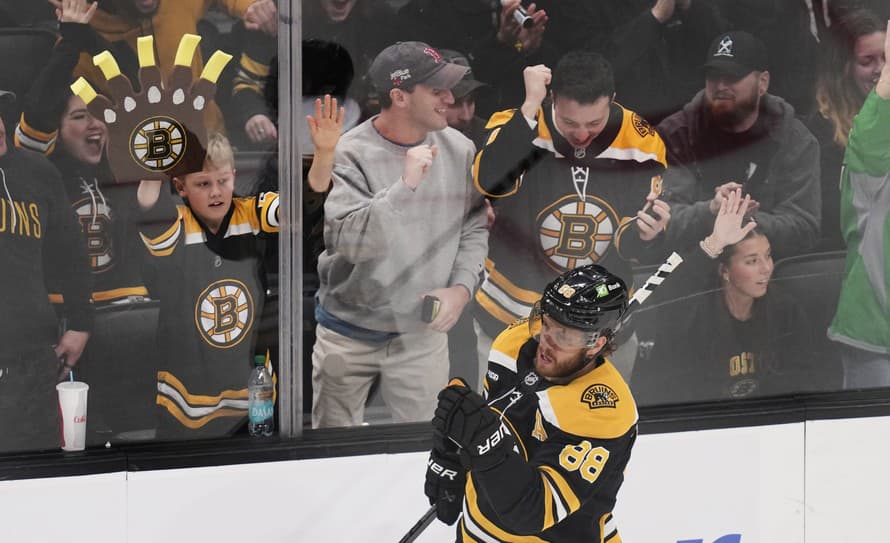 Hoci je tím Boston Bruins zatiaľ na nepostupových priečkach, minimálne jednému hráčovi sa nedá uprieť snaha, aby svojmu mužstvu zabezpečil ...