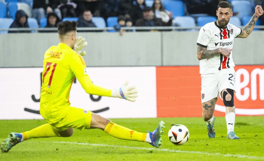 Futbalisti Spartaka Trnava zvíťazili v sobotňajšom šlágri záverečného 22. kola základnej časti Niké ligy na ihrisku Slovana Bratislava ...