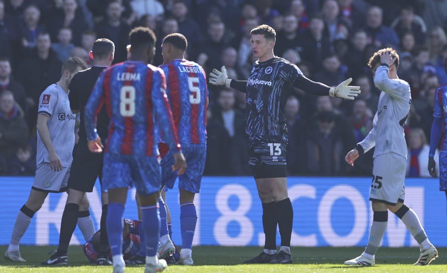 Francúzsky futbalový útočník Jean-Philippe Mateta z Crystal Palace skončil po nešetrnom zákroku brankára Liama Robertsa z FC Millwall ...