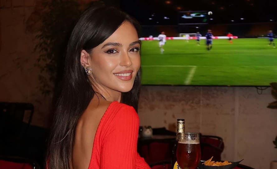 V Albánsku ju poznajú všetci futbaloví fanúšikovia. Športová moderátorka Eva Muratiová (28) sa stala tvárou vysielania Ligy majstrov ...