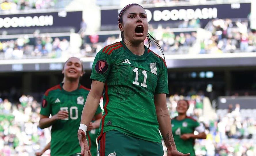 Gól z ríše snov! Mexická futbalistka Lizbeth Jacqueline Ovalleová (25) sa v stretnutí výberov Tigres a Guadalajara (2:0) trafila excelentným ...