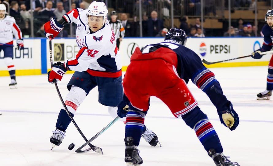 Hokejisti Washingtonu zvíťazili v zámorskej NHL na ľade New Yorku Rangers 3:2 po predĺžení. Slovenský obranca v tíme hostí Martin Fehérváry ...