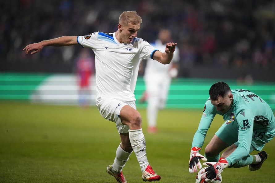 Futbalisti Viktorie Plzeň prehrali v úvodnom osemfinálovom zápase Európskej ligy s najlepším tímom ligovej fázy Laziom Rím 1:2. 